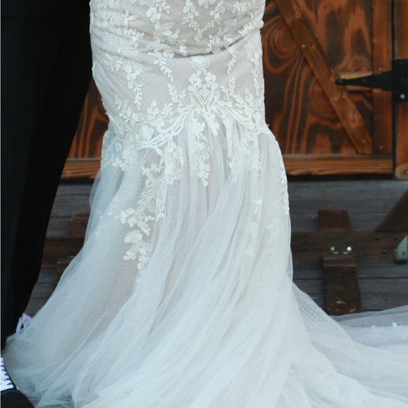 Maggie Sottero Wedding dress! Size 10 - Picture 3 of 6